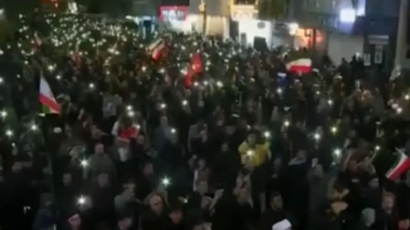 Staatsfernsehen überträgt Ernennung: Iraner feiern neuen Ober-Mullah Modschtaba Chamenei