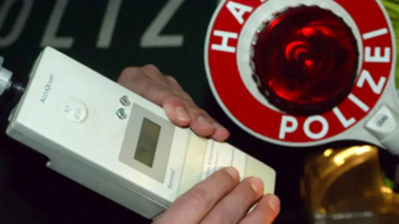 Stark betrunkener Lkw-Fahrer mit 2,62 Promille verursacht Unfall auf A9-Rastplatz