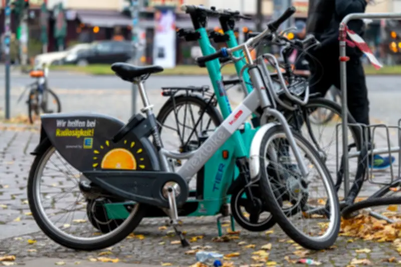 Städte im Osten regulieren Sharing-Angebote: Gebühren und Abstellzonen für E-Roller und Leihräder