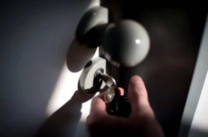 Städtische Werke Magdeburg warnen vor Haustür-Betrügern mit gefälschten Ausweisen