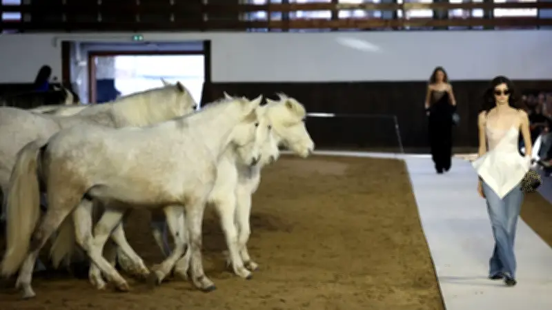 Stella McCartney inszeniert tierische Modenschau mit Pferden auf der Pariser Fashion Week