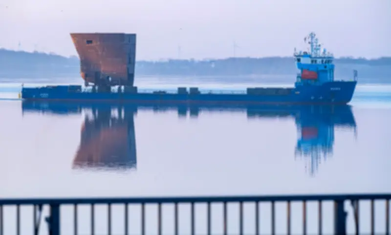 Stralsunder Werft: Erster Großblock für neues Bundes-Forschungsschiff eingetroffen
