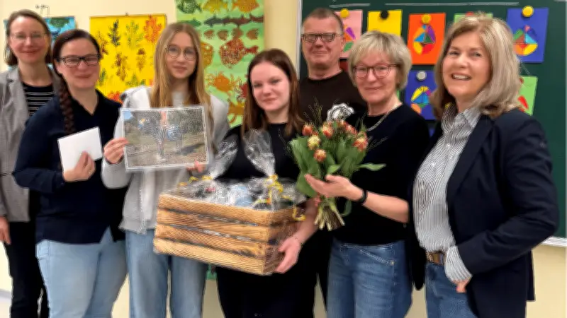 Strasburger Schüler gestalten Kunstkuh für Woldegker Kreuzung: Partnerschaft blüht