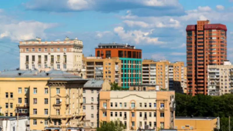Streit eskaliert: Siebenjähriges Mädchen wirft 88.000 Dollar aus dem Fenster in Moskau