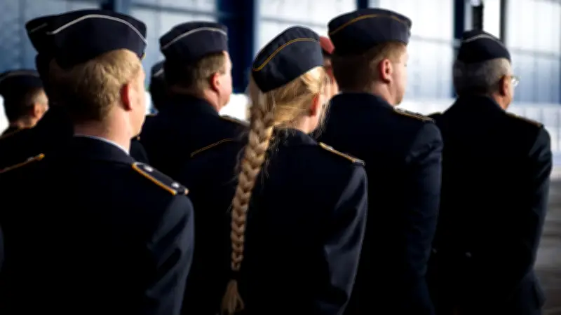 Streit um Bundeswehr-Frisuren: Wehrbeauftragter fordert dringend neuen Haar- und Barterlass
