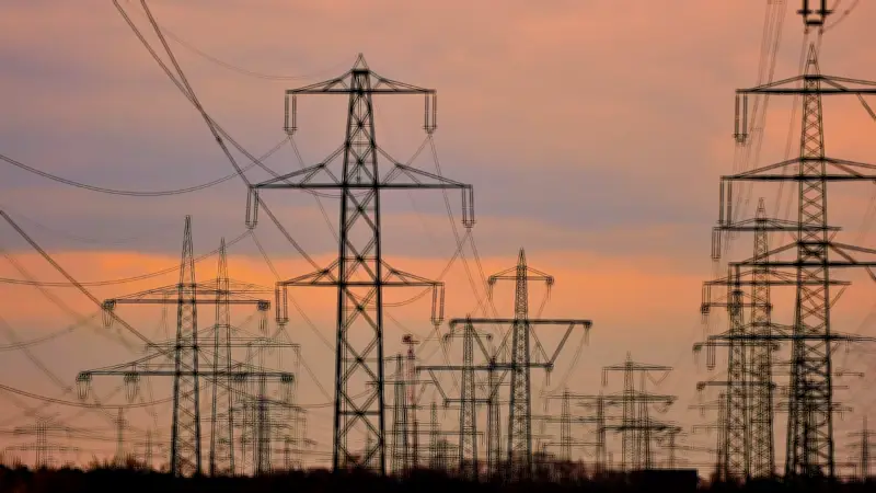 Strompreise steigen um 15 Prozent: Iran-Konflikt treibt Energiekosten in die Höhe