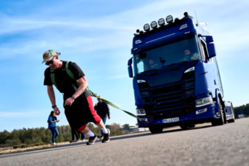 Strongman-Athlet zieht 8-Tonnen-Lkw eine Stunde lang durch Brandenburg