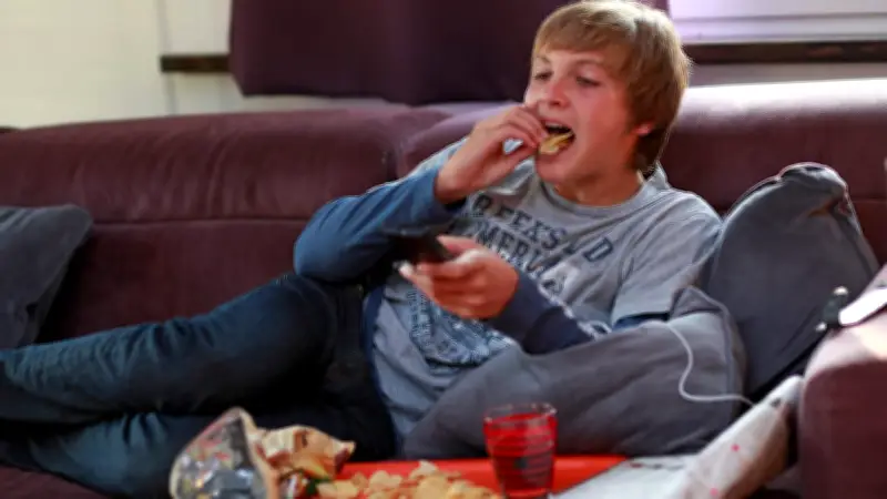 Studie belegt: Bereits 5 Minuten Junkfood-Werbung steigert Kalorienaufnahme bei Kindern