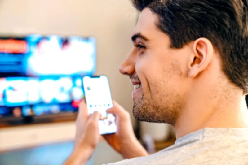 Studie der Hochschule Harz: Wie stark lenkt das Smartphone beim Fernsehen wirklich ab?