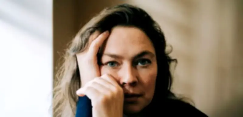 Studie enthüllt: Entscheidungen für andere fallen schwerer und sind von geringerem Selbstvertrauen geprägt