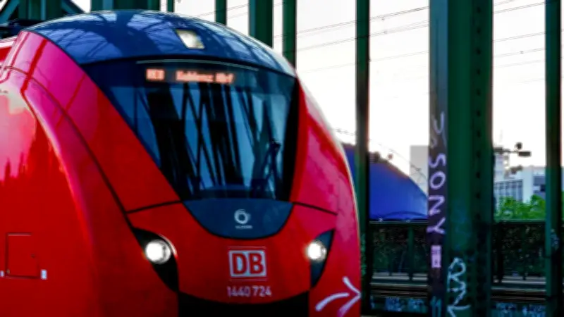 Sturm-Chaos in NRW: Regionalbahn rammt Baum - 30 Fahrgäste evakuiert