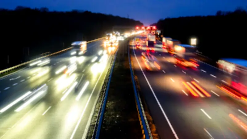 Sturzbetrunkener Lkw-Fahrer mit 3,8 Promille: Polizei musste ihn aus Führerhaus ziehen