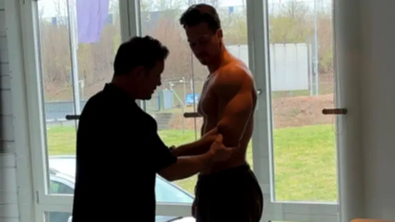 Superstar-Arzt warnt Ausnahme-Athleten vor extremem Fitness-Experiment im IRON CAGE