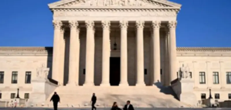 Supreme Court stoppt kalifornische Transgender-Regeln: Streit um Elternrechte und Jugendschutz