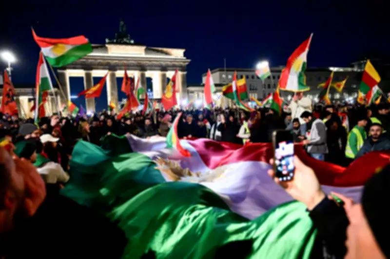 Syrischer Übergangspräsident al-Scharaa in Berlin: Polizei-Großeinsatz und Demos