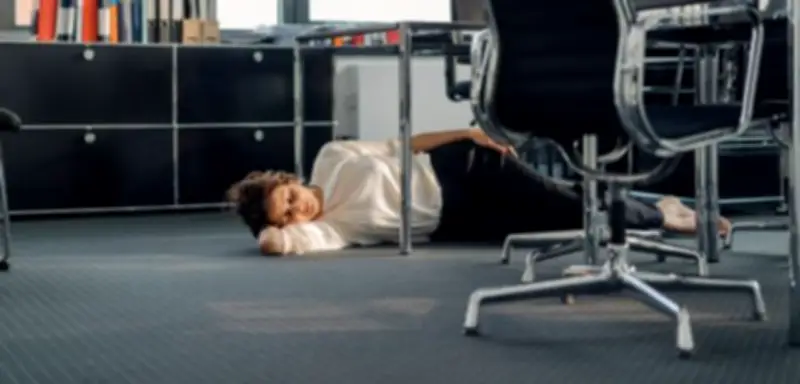 Tag des Nickerchens am Arbeitsplatz: Warum Powernaps oft arbeitsrechtlich riskant sind