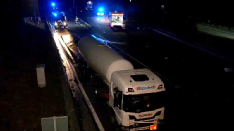 Tanklasterunfall auf A52 bei Essen: Kerosin ausgelaufen, Autobahn stundenlang gesperrt