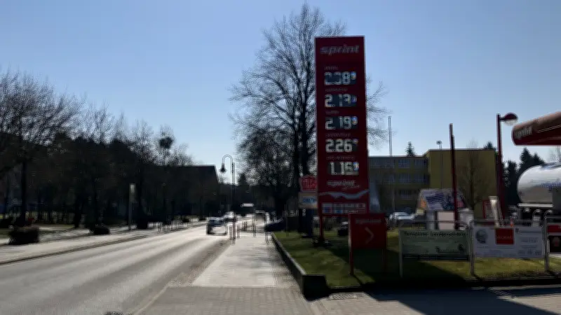Tankpreisexplosion in Templin: Rentner verschenkt Ostergutscheine als Protest