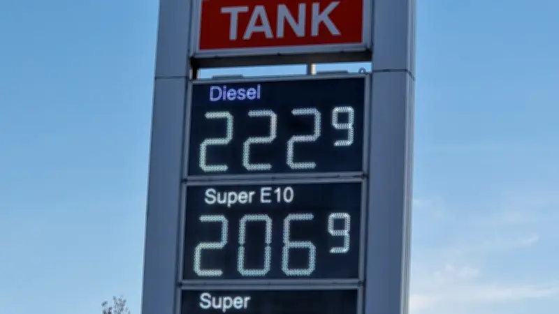 Tankstellen-Humor in der Uckermark: „Bei mir kostet der Sprit immer 50 Euro“