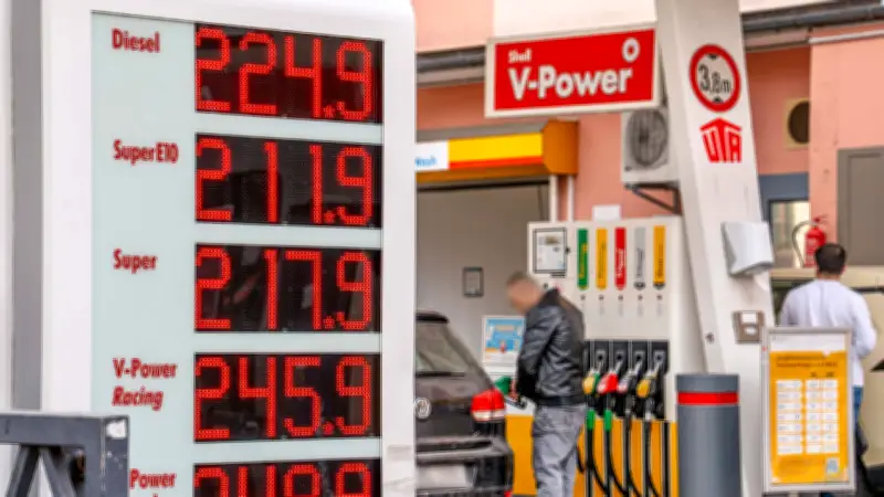Tankstellenverband warnt vor Spritpreisen von 2,50 Euro: Ölkonzerne kassieren ab