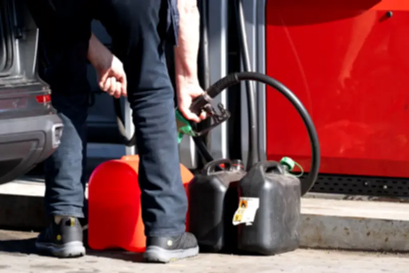 Tanktourismus nach Tschechien wächst: Hohe Spritpreise treiben Autofahrer über die Grenze