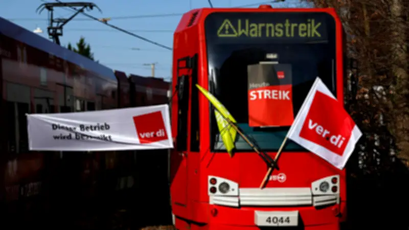 Tarifkonflikt spitzt sich zu: Warnstreiks beeinträchtigen 2,5 Millionen Pendler in NRW