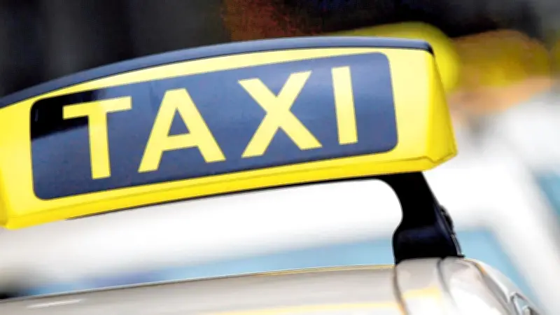 Tarifstreit in MV: Krankenkassen setzen auf alternative Fahrdienste nach Taxi-Ausfall