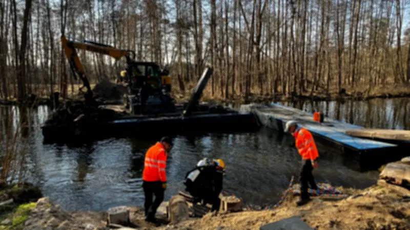 Taucher zerlegen alte Warnow-Brücke unter Wasser: Letzte Reste verschwinden in Bützow