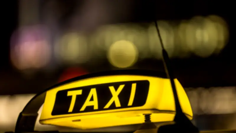 Taxibranche in Rostock warnt: Hohe Spritpreise gefährden Krankenfahrten und Existenz