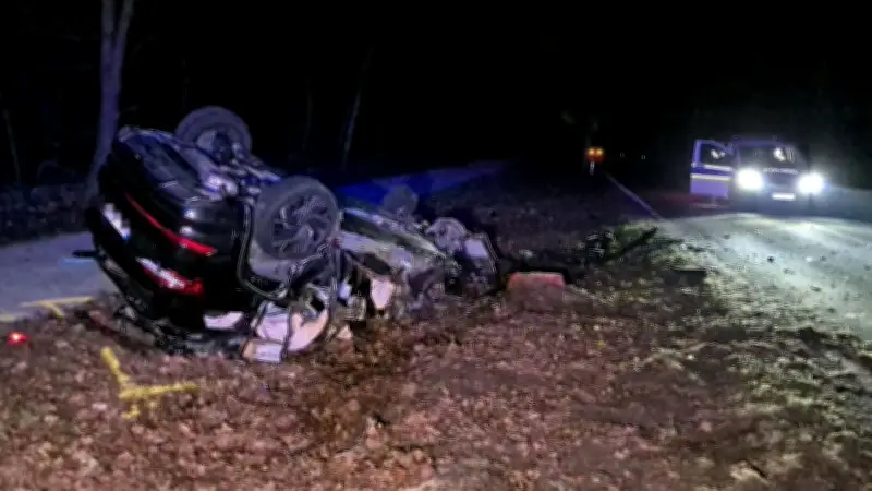 Tödlicher Baumunfall auf L77: 65-jähriger Autofahrer stirbt nach Crash