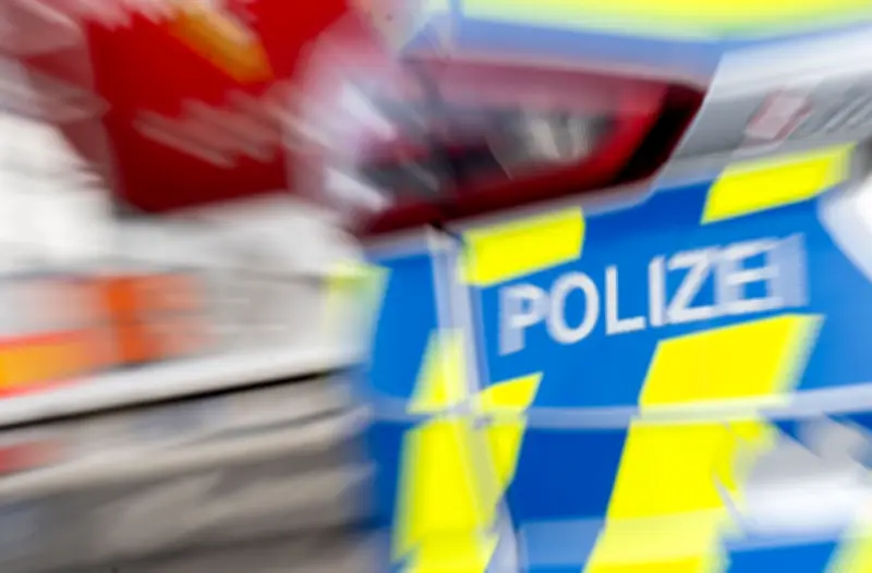 Tödlicher Verkehrsunfall bei Bernburg: 28-jähriger E-Bike-Fahrer stirbt nach Kollision mit Transporter