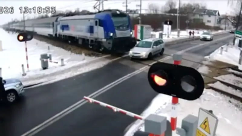 Technikpanne auf Bahnübergang: Auto von zwei Hochgeschwindigkeitszügen zerstört