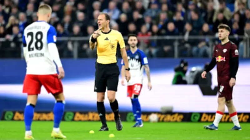 Tennisball-Protest unterbricht HSV-Spiel: Leipzig gewinnt knapp mit 2:1