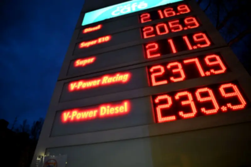 Teurer Sprit in Brandenburg: Ölreserven-Freigabe soll Preise beruhigen