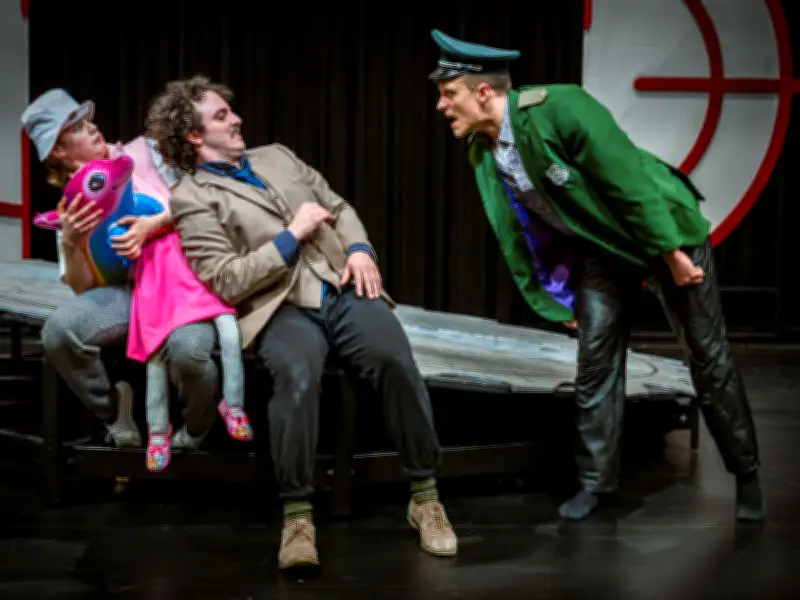 Theater Naumburg bringt Bestseller-Krimi 'Achtsam morden' auf die Bühne