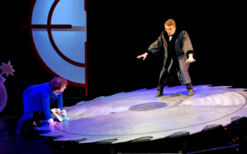 Theater Naumburg: Turbulente Premiere von "Achtsam morden" mit Kreissägen-Klamauk