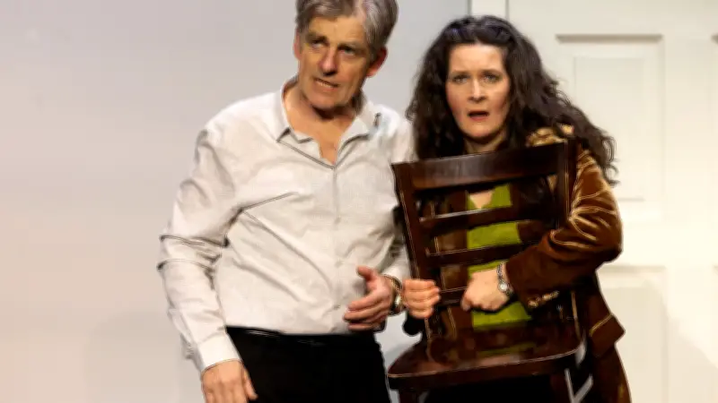 Theaterkomödie in Schwerin: Doppelbödiges Spiel zwischen Bühne und Hinterbühne