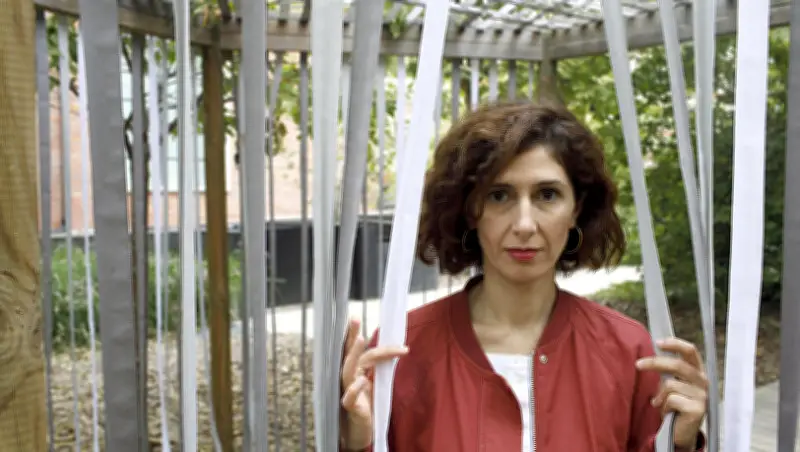 Theaterkritik: Nava Ebrahimis Roman 'Und Federn überall' als gelungene Bühnenadaption