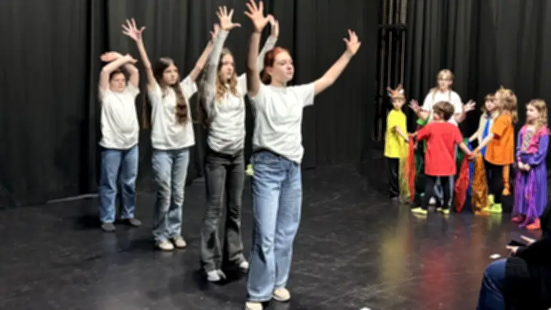 Theaterpädagogin zaubert Fantasiewelten: Güstrower Kinder begeistern mit Winterferien-Projekt