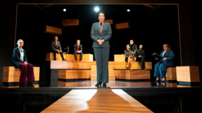 Theaterstück „Gott“ von Ferdinand von Schirach gastiert in Anklam und Zinnowitz