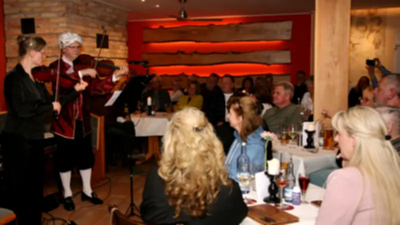 TheaterThekenNacht in Neustrelitz: Kulturgenuss zwischen Biergläsern und Stuhlreihen