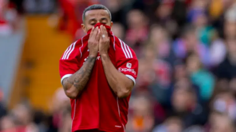 Thiagos Tränen bei Klopps Rückkehr: Bewegende Gedenkminute für Diogo Jota in Anfield