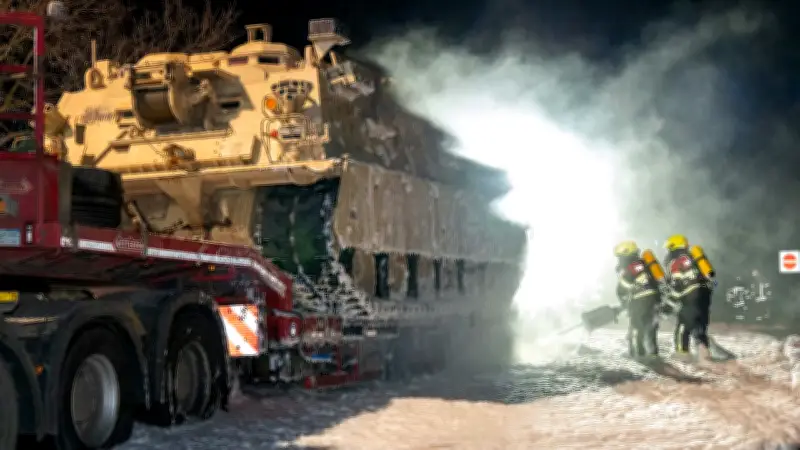 Tieflader mit US-Panzer auf A4 in Flammen: Reifenplatzer löst Brand aus