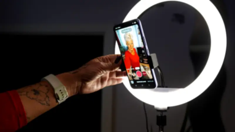 TikTokerin aus Halle erlebt Hassflut: Wie eine 51-Jährige mit tausenden negativen Kommentaren umgeht