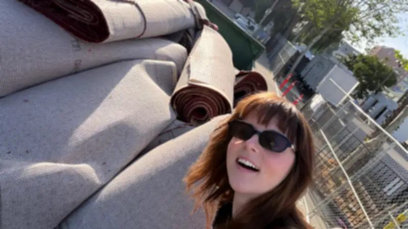 TikTokerin rettet Oscar-Teppich aus Müllcontainer - Teppich wird zum Wohnzimmer-Highlight