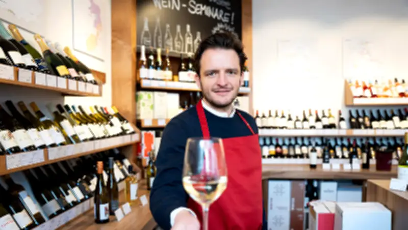 Tommy Schwimmer wird Unternehmer: 'Dahoam is Dahoam'-Star übernimmt Weinladen in München