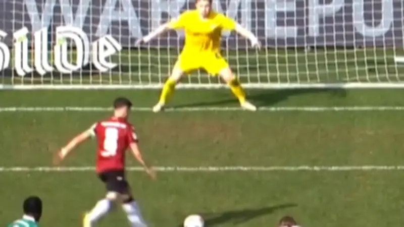 Totaler Fehlschluss: So einen Elfmeter-Versager sieht man selten im Fußball