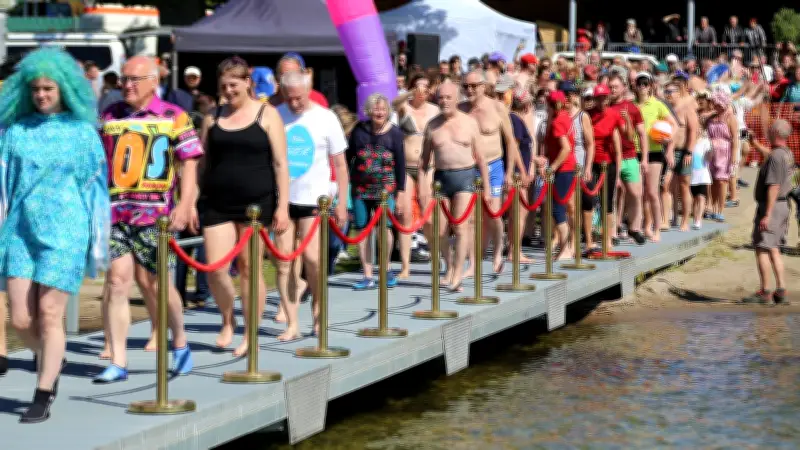 Traditionelles Blaueierschwimmen in Prenzlau: Mutige trotzen dem Eiswasser