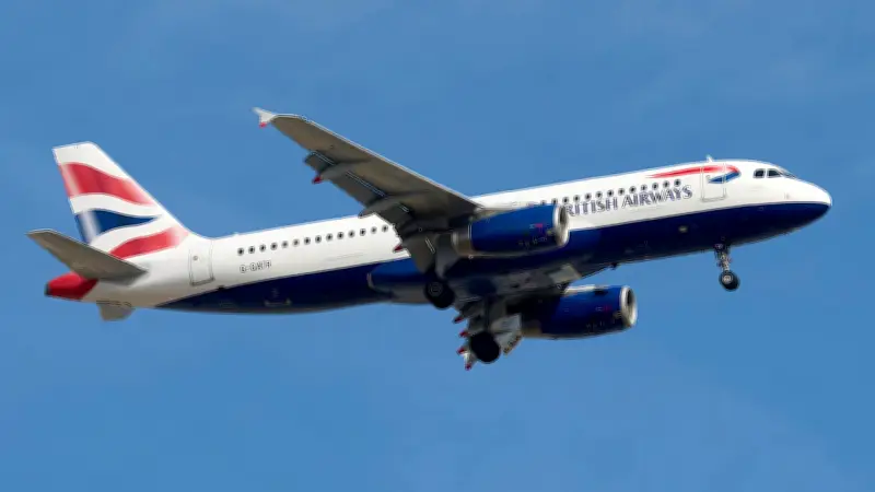 Tragödie über den Wolken: Passagiere fliegen 13 Stunden mit Leiche in Bordküche