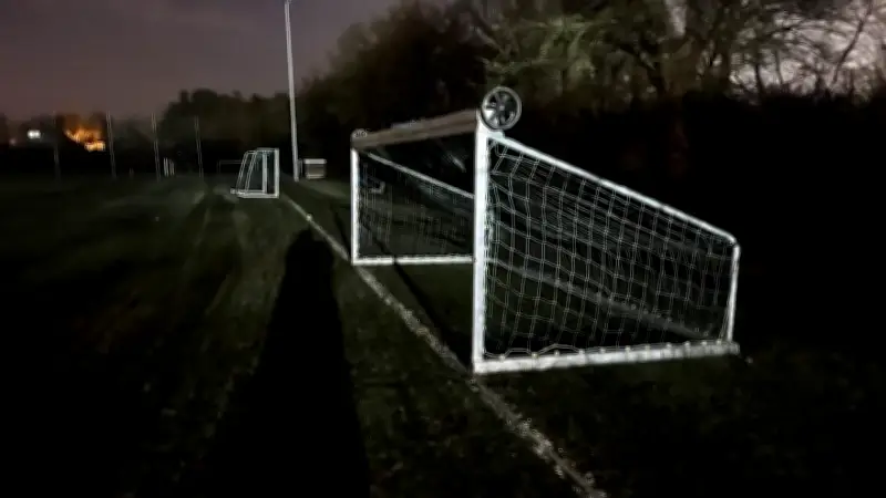 Tragödie in Erlangen: Siebenjähriger Junge von umstürzendem Fußballtor erschlagen